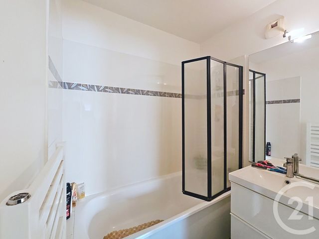 Appartement F3 à vendre - 3 pièces - 71.3 m2 - MOISSY CRAMAYEL - 77 - ILE-DE-FRANCE - Century 21 Cerim