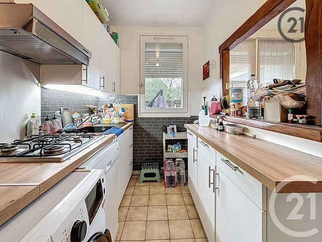 Appartement F3 à vendre - 3 pièces - 60.9 m2 - SAVIGNY LE TEMPLE - 77 - ILE-DE-FRANCE - Century 21 Cerim