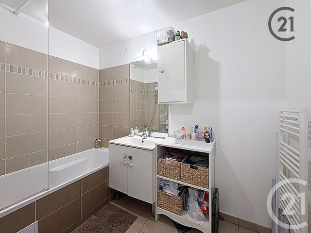 Appartement F3 à vendre - 3 pièces - 58.45 m2 - LIEUSAINT - 77 - ILE-DE-FRANCE - Century 21 Cerim