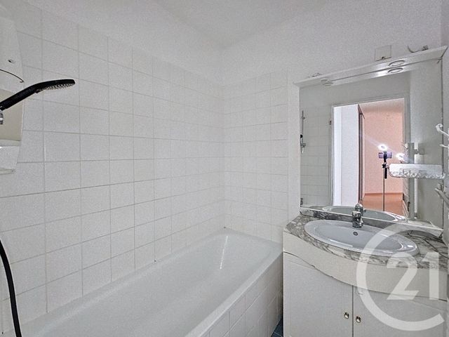 Appartement F3 à vendre - 3 pièces - 75.17 m2 - LIEUSAINT - 77 - ILE-DE-FRANCE - Century 21 Cerim