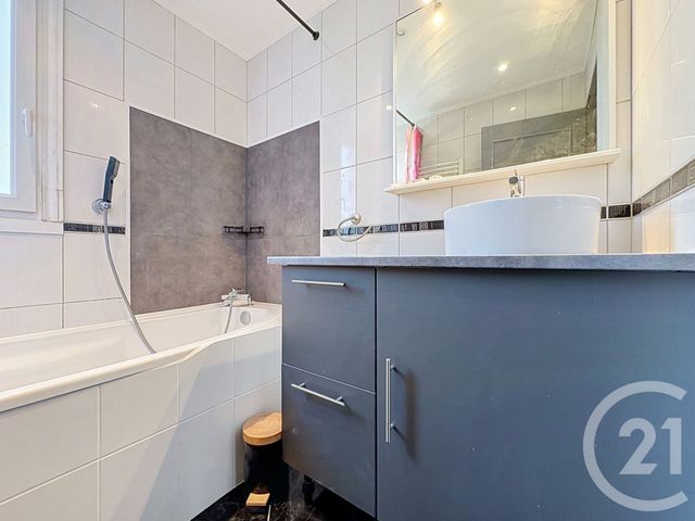 Appartement à louer - 3 pièces - 66.93 m2 - SAVIGNY LE TEMPLE - 77 - ILE-DE-FRANCE - Century 21 Cerim