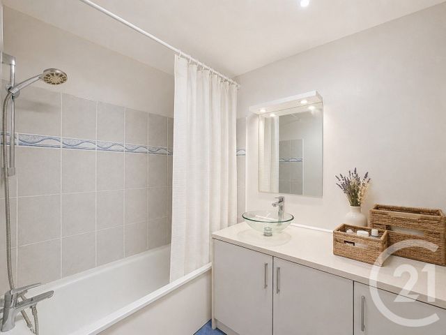 Appartement T3 à vendre - 3 pièces - 65.45 m2 - MOISSY CRAMAYEL - 77 - ILE-DE-FRANCE - Century 21 Cerim