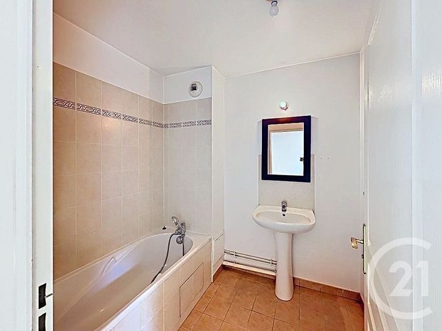 Appartement à vendre - 3 pièces - 65.5 m2 - COMBS LA VILLE - 77 - ILE-DE-FRANCE - Century 21 Cerim